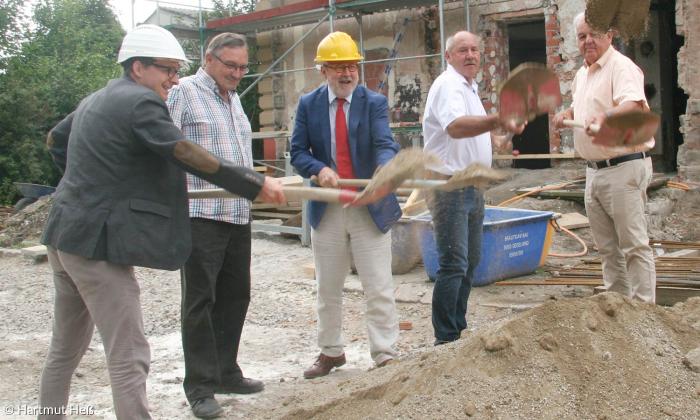 Symbolischer Schaufelstich (v. r.): Wilhelm Sturm vom Ausschuss der Diakoniestation, Bürgermeister Herbert Volkamer, Dekan Ivo Huber, Bauunternehmer Reinhard Bräutigam und Architekt Martin Zeltner. 