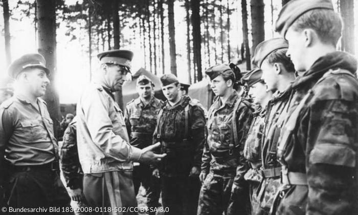 Der stellvertretender Minister für Nationale Verteidigung, Generalleutnant Siegfried Weiß, beim NVA Truppenbesuch.