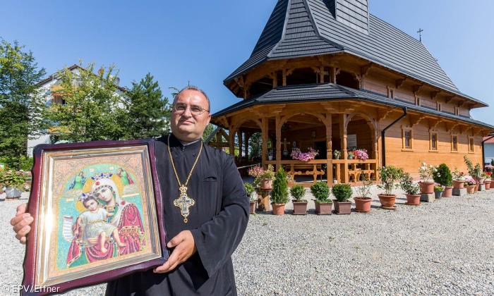 Pfarrer Constantin Bartok vor der rumänisch-orthodoxen Kirche von Traunreut.