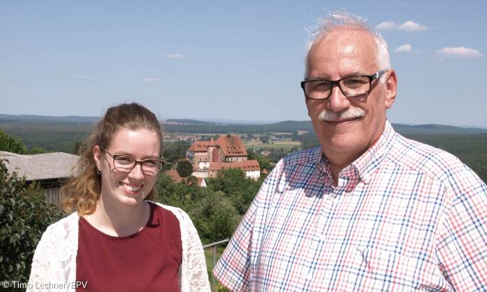 Burgwart Gottfried Sennert und CVJM-Öffentlichkeitsreferentin Annika Walther