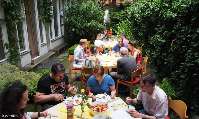 Frühstück nach der Andacht in St. Martin