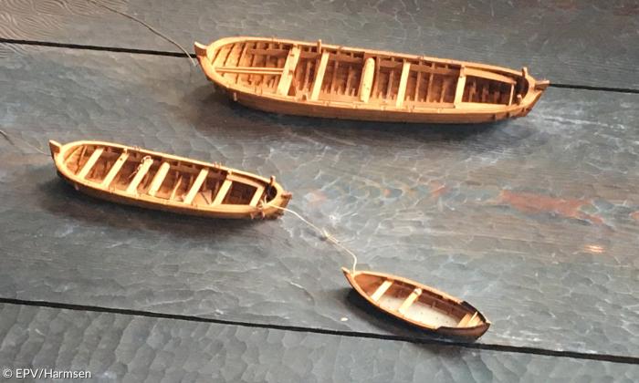 Modellboote auf Holzplanken