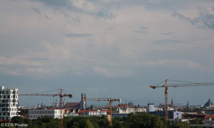 München Baustelle Kran Wohnungsbau