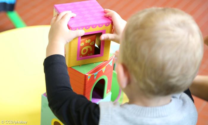 Mit Bauklötzen spielen fördert die Feinmotorik kleiner Kinder.