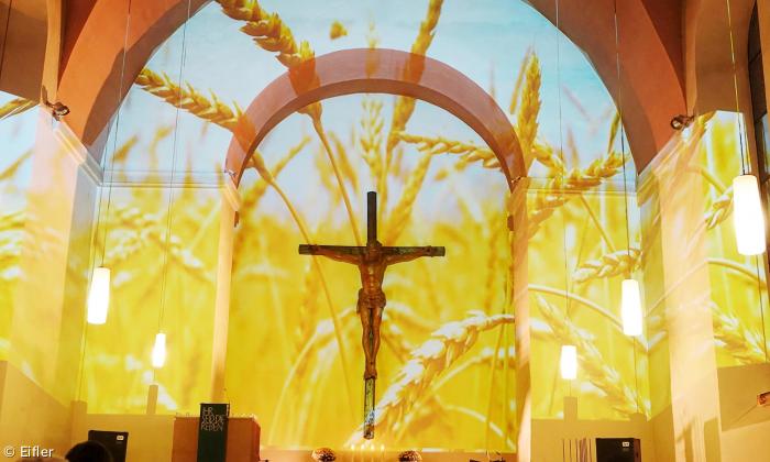 Eine Kirche mit Lichtinstallation