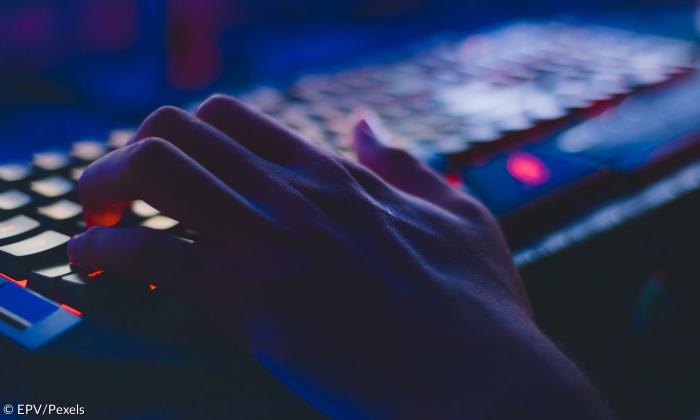 Gaming Computerspiel Hand auf Tastatur am Computer