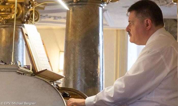 Landeskirchenmusikdirektor Ulrich Knörr an der Orgel im Lahm