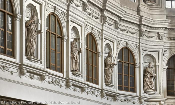 weiße Terracotta Figuten in der St. Michaelskirche