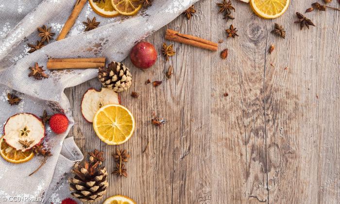 Holztisch mit verschiedenen Adventsgewürze