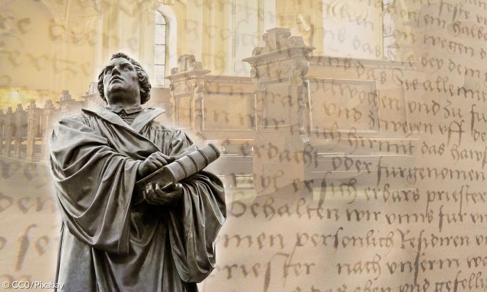 Luther mit Bibel und Schrift