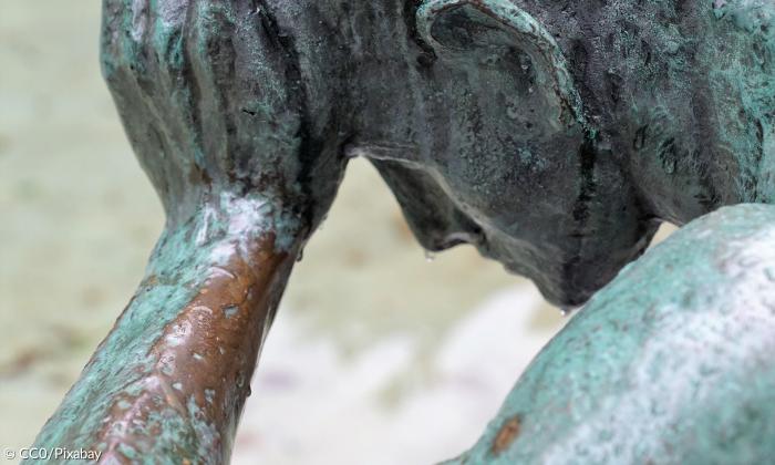Skulptur eines Mannes mit Kopf in den Händen