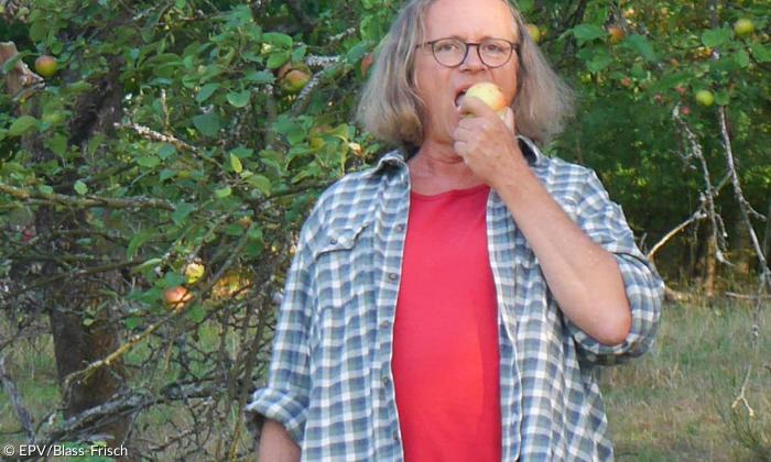 Ekkehard de Fallois im Garten am Geseeser Kirchberg.