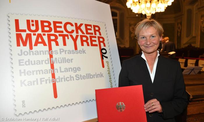 Lübecks evangelische Bischöfin Kirsten Fehrs bei der Präsentation der Sonderbriefmarke (2018).
