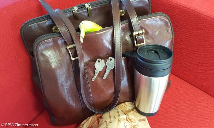 immer alles dabei: Kaffee trinken und Frühstück unterwegs