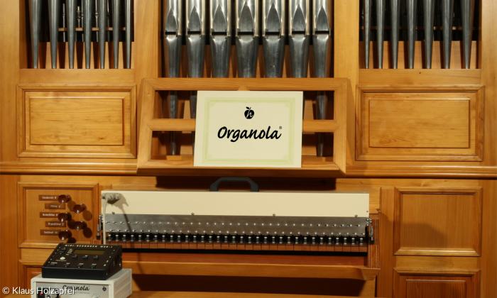 Kleine Filzstößel drücken die Tasten der Orgel anstelle von Menschenfingern nach unten. Der Schwabe Klaus Holzapfel hat einen Automaten erfunden, der Kirchenmusiker überflüssig machen könnte.