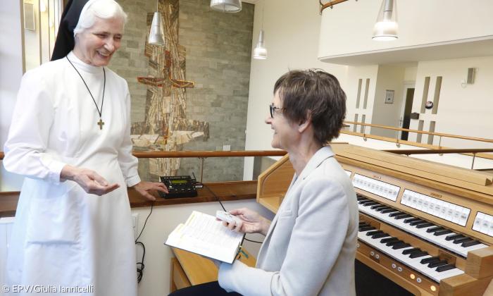 Die katholische Schwester Ehrengard und die evangelische Krankenhausseelsorgerin Verena Winkler mit dem Orgel-Automaten von Klaus Holzapfel im katholischen Waldkrankenhaus in Erlangen.