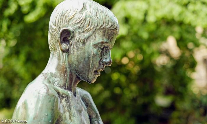Bronze Statue eines trauenden Kindes
