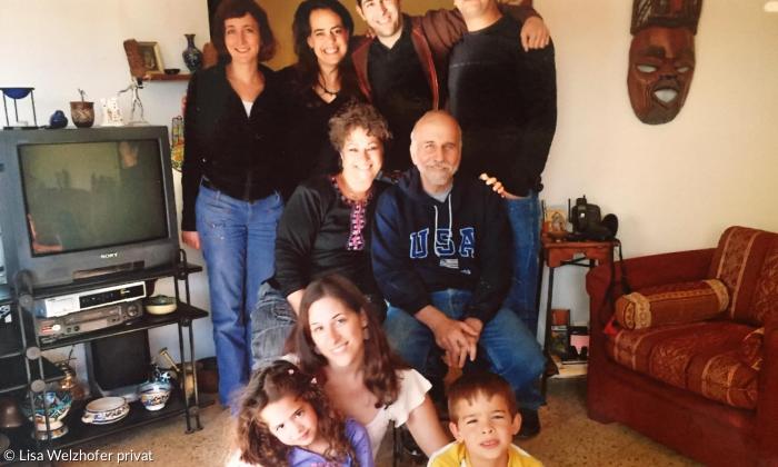 Lisa mit ihrem Vater Hagai und der israelischen Familie