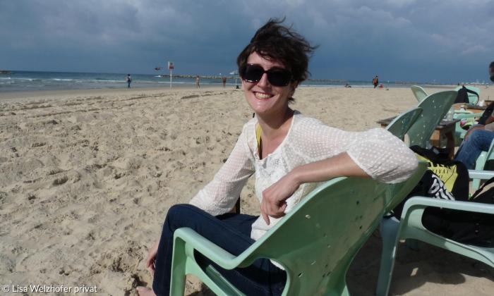 Lisa am Strand von Tel Aviv während ihres Studienaufenthaltes