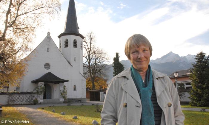 Pfarrerin Uli Wilhelm vor der Johanneskirche.