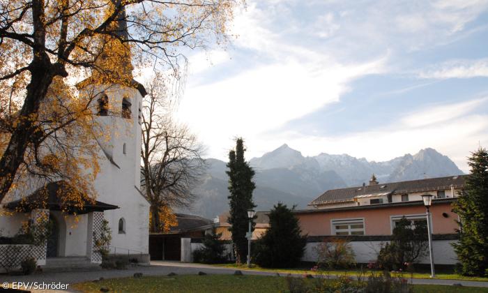 Vom Garten der Johanneskirche Partenkirchen blickt man aufs Zugspitzpanorama.