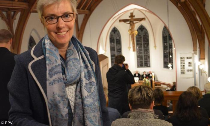 Klingelbeutel beim Gottesdienst in der Johanneskirche in Garmisch.