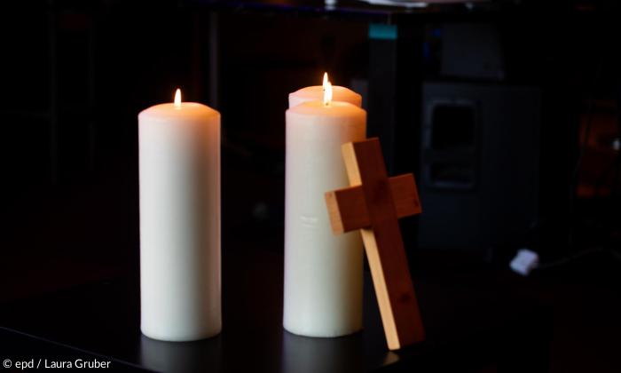 Nur ein kleines Kreuz zeigt optisch, dass es sich hier um einen Gottesdienst handelt.