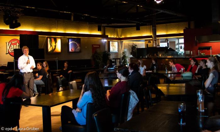 Drinks und Gotteslob passen zusammen: In der Nachtkantine feiern junge Menschen einmal im Monat einen Gottesdienst in einer Bar.