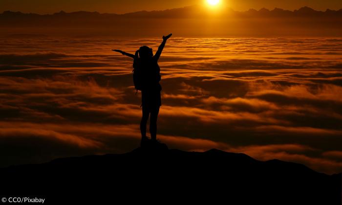 Sonne Sonnenuntergang Berge Wolken Wandern Frau