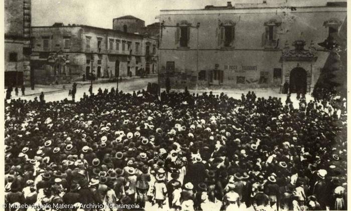 Demonstration Ende Juni 1902 in Matera: Angeführt von Luigi Loperfido streikten die Bauern für das Recht auf Nachlese auf den Feldern der Großgrundbesitzer.