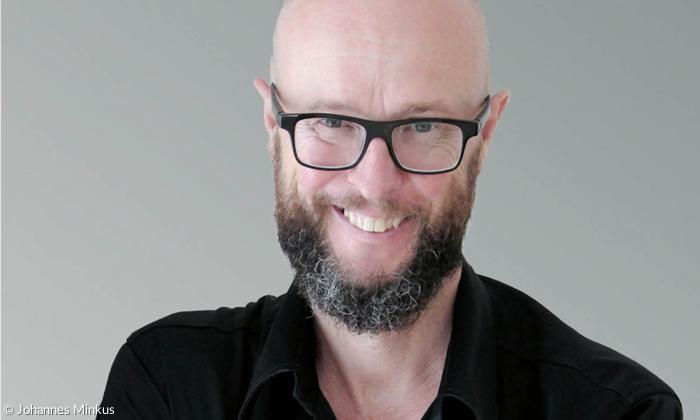 Mann mit Brille lächelt