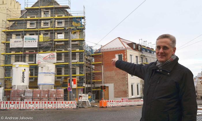 Pfarrer Frank Kreiselmeier zeigt das neue "Ulrichseck" in Augsburg