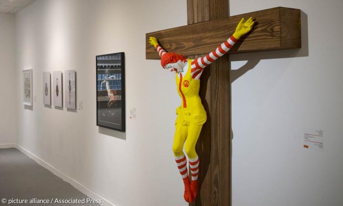 »McJesus« – Blasphemie oder »Kultur-Propaganda« des Staates Israel? Vor dem Kunstmuseum Haifa kam es wegen dieser Skulptur des finnischen Künstlers Jani Leinonen zu Ausschreitungen.