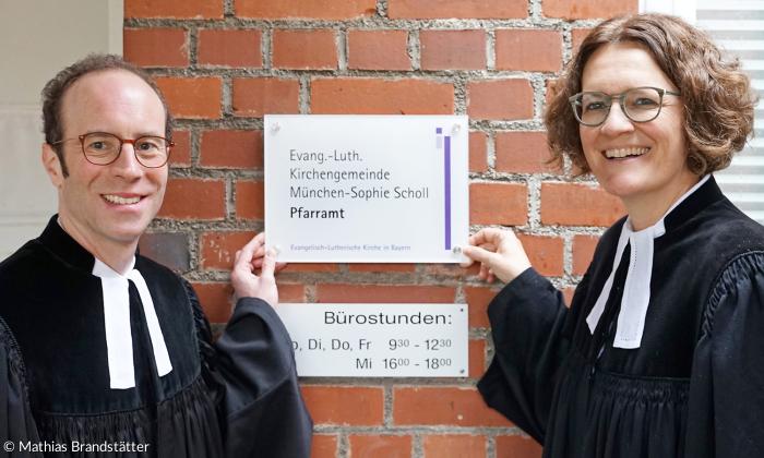 Pfarrer Felix Breitling und Pfarrerin Verena Übler vor Sophie-Scholl-Pfarramt