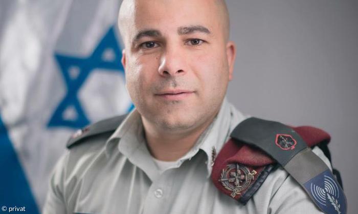 Arye Sharuz Shalicar ist Major der israelischen Verteidigungsstreitkräfte IDF. Heute arbeitet er im Nachrichtendienstministerium, wo er der israelischen Regierung zuarbeitet.