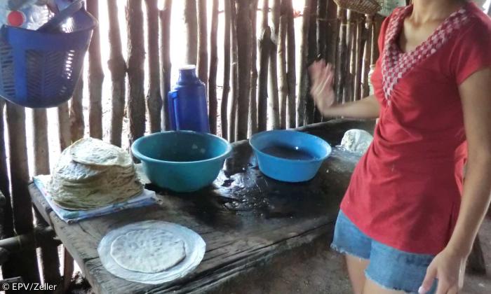 Junge Frau bereitet Tortillas in Honduras