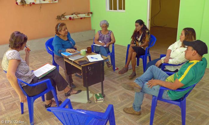 Martina Bock berät eine Gruppe in El Salvador