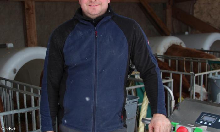 Der Fürnheimer Landwirt Reinhard Braun in seinem Milchviehstall.