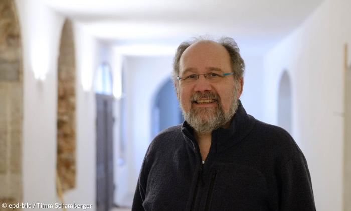 Der evangelische Dekan Klaus Kuhn im sanierten Kloster Heidenheim.