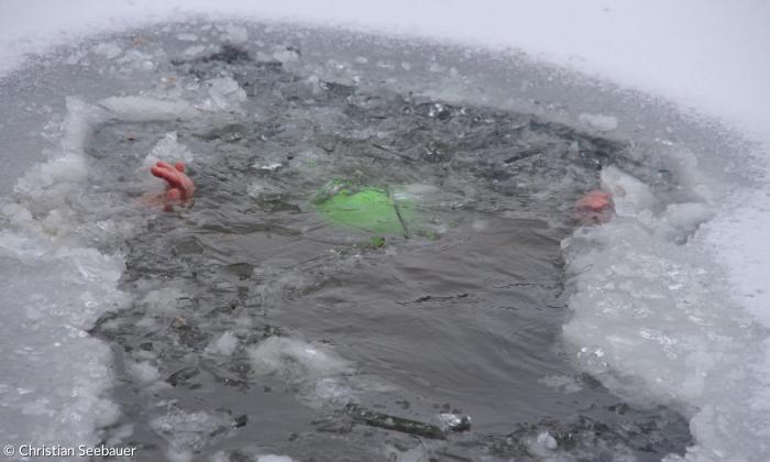 Christian Seebauer Untertauchen im Eiswasser