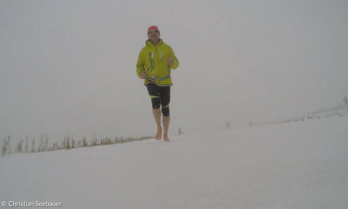 Christian Seebauer barfuß im Schnee