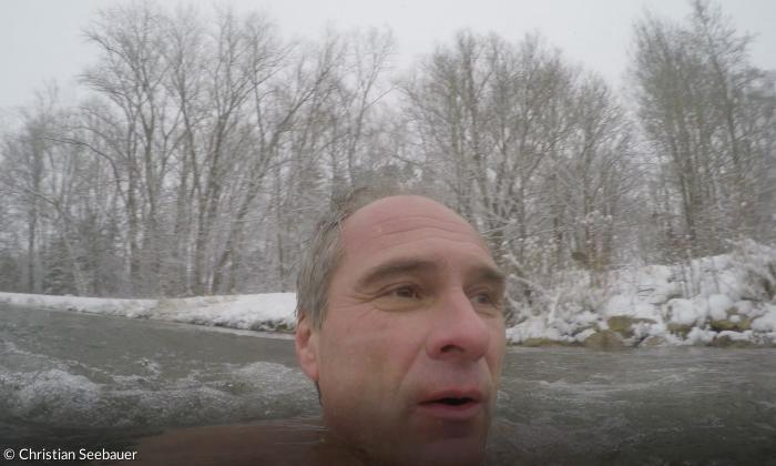 Christian Seebauer schwimmt auch im Winter in der Amper