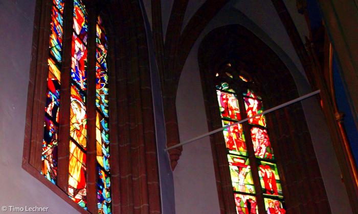 Leuchtende Fenster in St. Michael