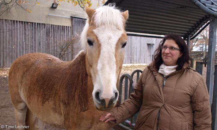 Reittherapeutin Daniela Höpfel mit Pferd