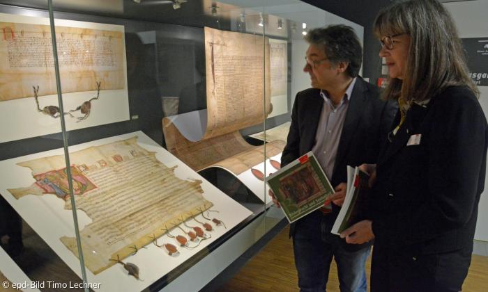 Kuratoren der Ausstellung vor dem Bischofssammelablass für die Heilig-Geist-Stiftung aus dem Jahr 1336