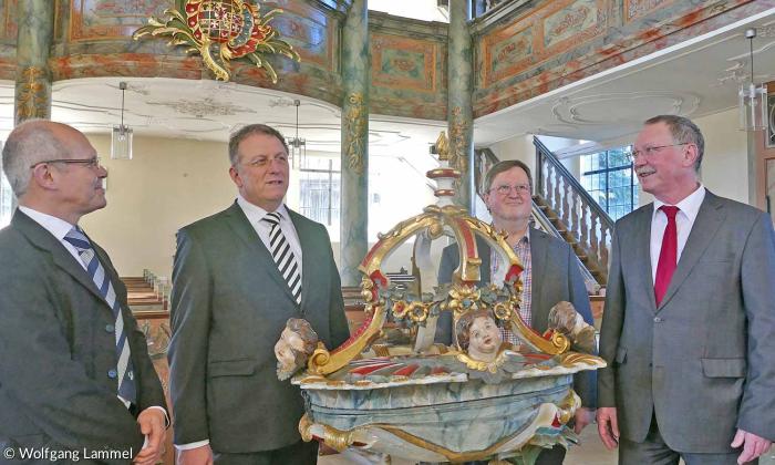 In der St.-Walburga-Kirche Benk: von links Ulrich Wirz (Haus Marteau), Bezirkstagspräsident Henry Schramm, Gemeindepfarrer Josef Paulmaier und Pfarrer Hans Peetz.