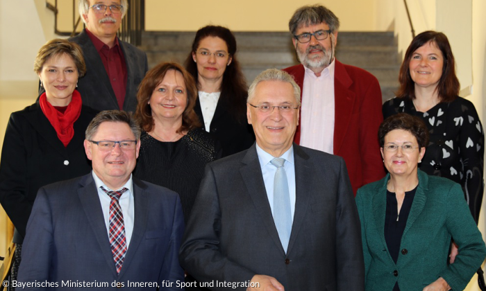Innenminister mit Asylhelfern