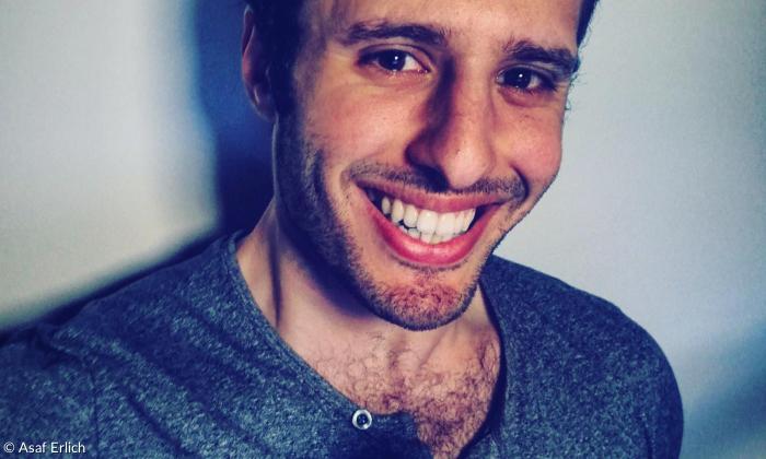 Asaf am Mikrofon