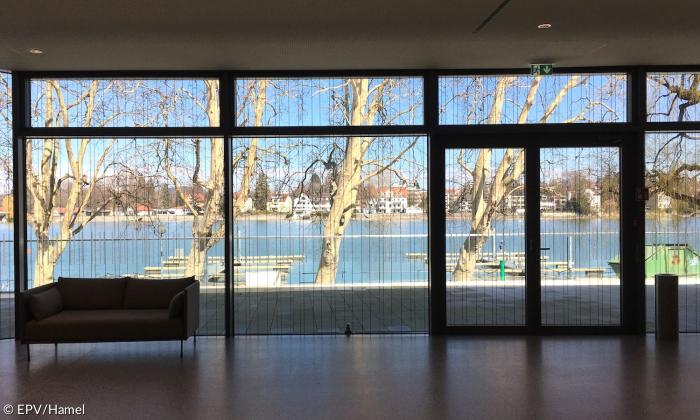 Blick aus dem Foyer der Inselhalle Lindau auf den Bodensee