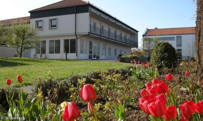 Schwanberg Aussenansicht mit Blumen
